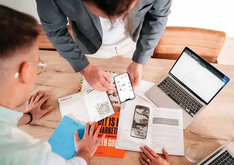 Social media-ontwerpen en drukwerk op tafel